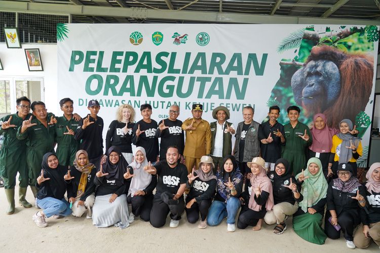 Peringati Hari Bumi, Menhut Lepasliarkan 6 Orangutan Di Hutan Kehje Sewen