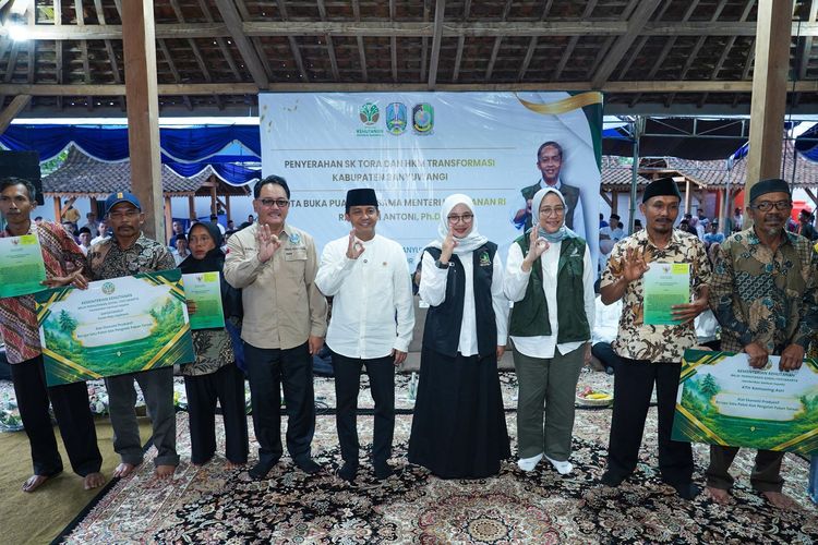 Penyerahan SK TORA dan SK HKm Transformasi di Banyuwangi: Kepastian Akses Lahan, Penguatan Ekonomi, dan Pemulihan Hak Masyarakat