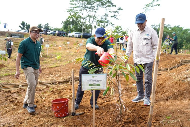 Sekretariat Jenderal Kementerian Kehutanan Gelar Penanaman Kompensasi Jejak Karbon