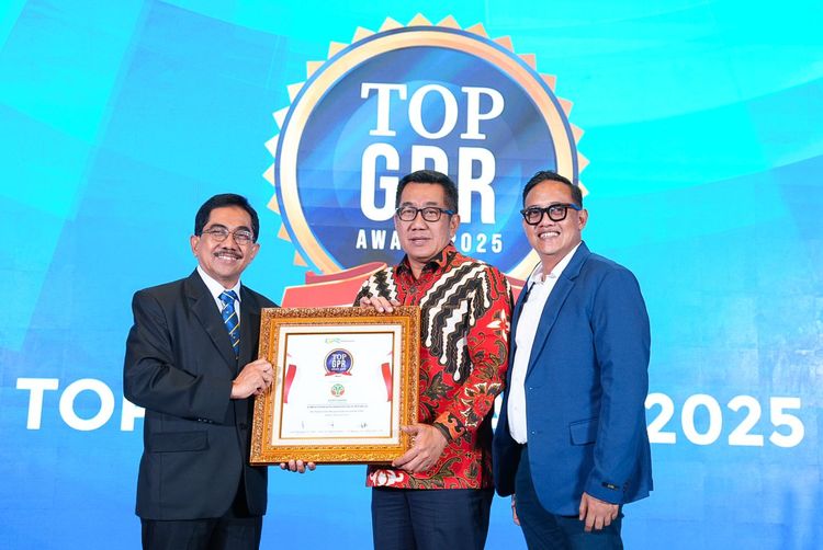 Kemenhut dan Menteri Raja Juli Antoni Mendapatkan Anugerah TOP GPR Award 2025