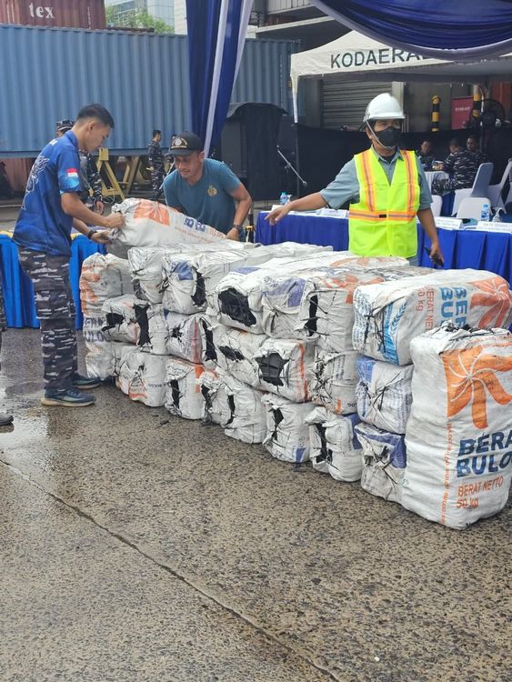TNI AL dan Gakkum Kehutanan Gagalkan Penyelundupan 74 Ton Arang Bakau di Tanjung Priok