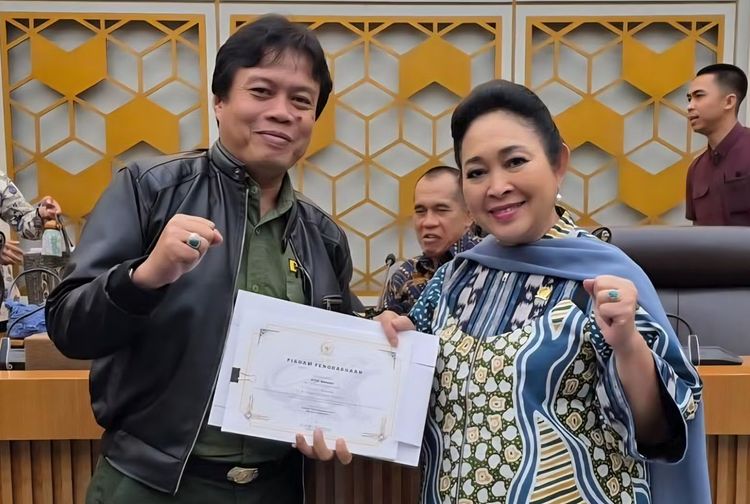 Ketua Komisi IV DPR Serahkan Penghargaan Bagi Tim Operasi Pengamanan TN Komodo