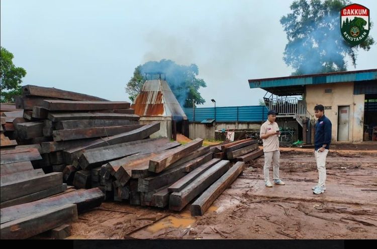 Dua Tersangka Jaringan Peredaran Kayu PHAT Ilegal Antar Pulau Dilimpahkan ke Kejaksaan Negeri Batam