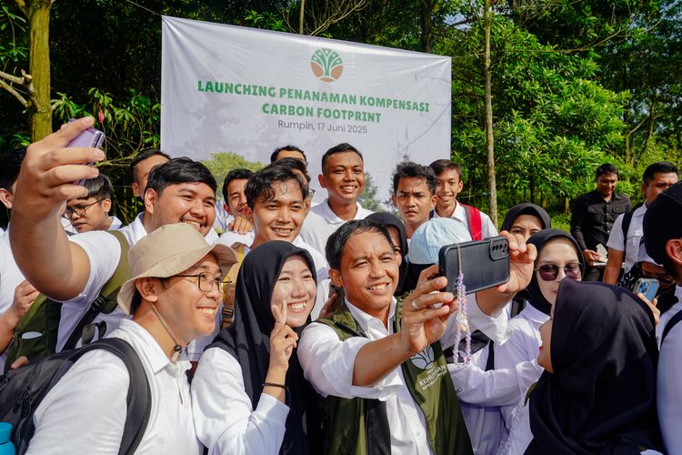 Menteri Kehutanan Canangkan Penanaman Pohon sebagai Aksi Kompensasi Jejak Karbon di Lingkungan Kementerian Kehutanan