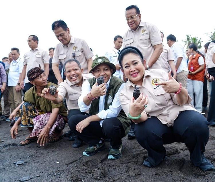 Menhut Raja Antoni-Titiek Soeharto Lepas 210 Tukik di Bali: Setiap Tukik, Harapan untuk Ekosistem Laut Indonesia