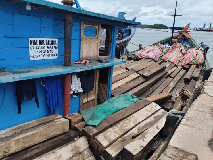 Gakkum Kehutanan dan Bakamla Amankan 443 Batang Kayu Olahan Ilegal di Batam